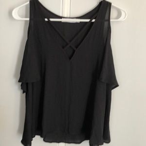 Lush blouse with cutout shoulders